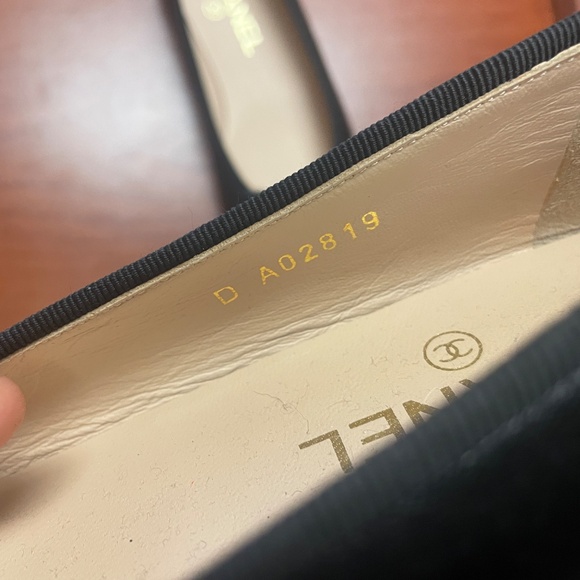 Black leather Chanel ballet flats, size 37 1/2 (EUR), size 7 (USA) - Picture 2 of 4